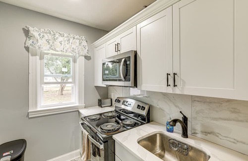 Manchester Apartment | BBQ Ready: Historic Apt 3 Mi to Dtwn Manchester