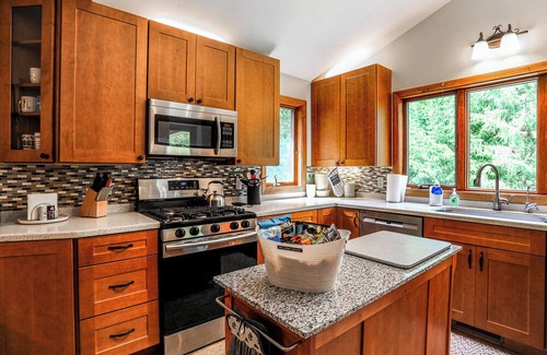 Edinboro House | Wooded Retreat on 5 Acres: 6 Mi to Edinboro Lake!