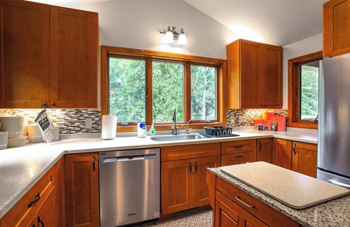 Edinboro House | Wooded Retreat on 5 Acres: 6 Mi to Edinboro Lake!