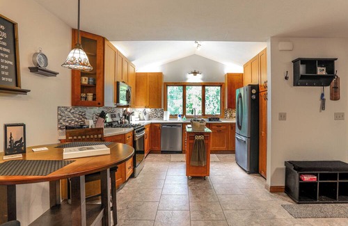 Edinboro House | Wooded Retreat on 5 Acres: 6 Mi to Edinboro Lake!