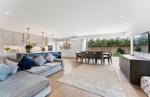 Waltham Abbey House | Luxury 5Bed Gated Home in High Beech