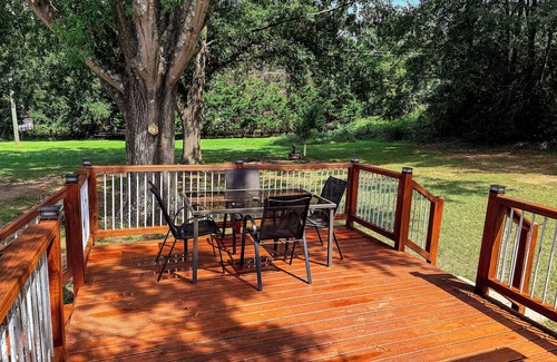 Anderson Cottage | Private Deck + Yard - Sleep Number Bed for comfortable stay 💕