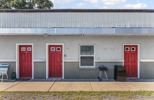 Paola Apartment | Studio Apartment Charming Kansas Hideaway Near Downtown w/Parking
