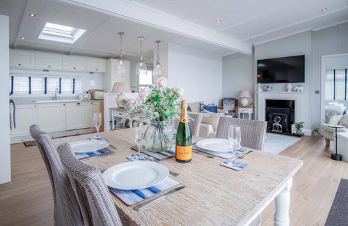 Wiseman's Bridge House | Shearwater 30 - 2 Bedroom Lodge - Summerhill