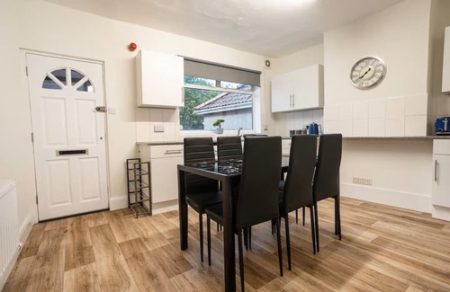 Staple Hill Apartment | Spacious Bristol Flat, 3 Bedrooms, Sleeps upto10-Ideal for Contractors