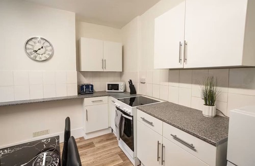 Staple Hill Apartment | Spacious Bristol Flat, 3 Bedrooms, Sleeps upto10-Ideal for Contractors