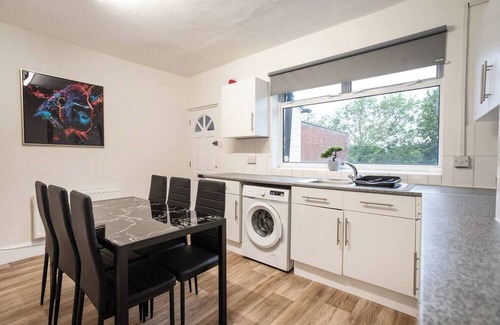 Staple Hill Apartment | Spacious Bristol Flat, 3 Bedrooms, Sleeps upto10-Ideal for Contractors