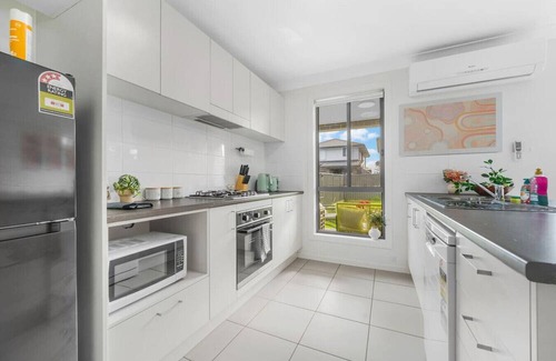 Werrington Apartment | Quiet and Cozy 4 Bedrooms in Werrington