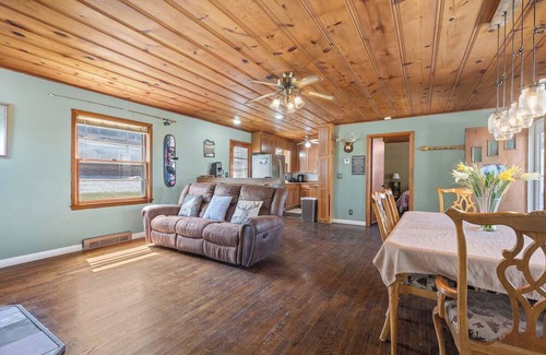 Diamond City Cabin | AMAZING property! Beautiful views of Bull Shoals Lake with on site amenities! 2bed/2bath cabin.