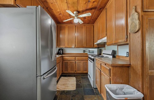 Diamond City Cabin | AMAZING property! Beautiful views of Bull Shoals Lake with on site amenities! 2bed/2bath cabin.