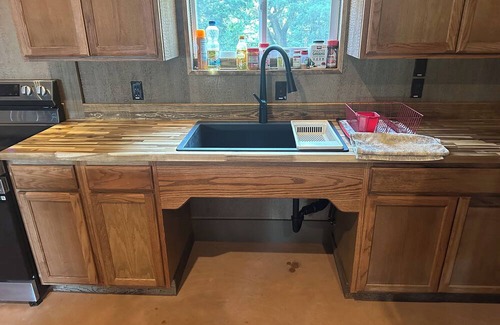 Cushing House | 3-bedroom 2 bath Barndominium in Cushing- Country/Western/Music/Pet Friendly