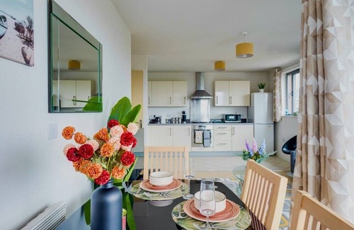 The Westside Condo | City Apt Sleeps 6 | 2 Bed 2 Bath + Disney+/Netflix
