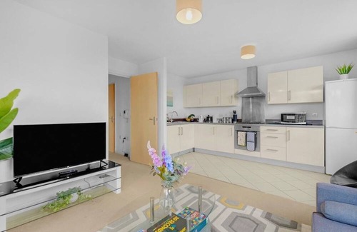 The Westside Condo | City Apt Sleeps 6 | 2 Bed 2 Bath + Disney+/Netflix