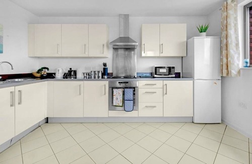 The Westside Condo | City Apt Sleeps 6 | 2 Bed 2 Bath + Disney+/Netflix