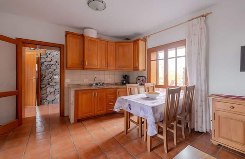 Mocanal House | Country House 'El Almendro' with Sea Views, Shared Terrace and Wi-Fi