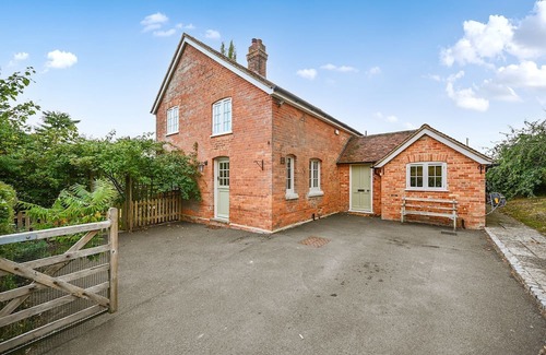 Rye Cottage | Pelsham Farm Cottage - a holiday let that sleeps 8 guests in 4 bedrooms