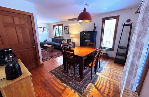 Leverett Apartment | Terrific 3-bedroom unit in charming Leverett with AC