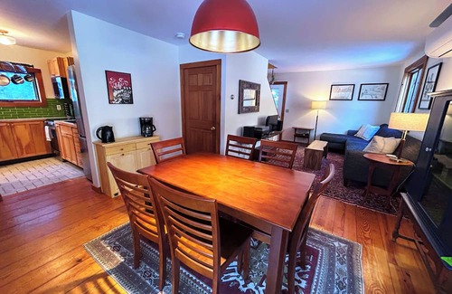 Leverett Apartment | Terrific 3-bedroom unit in charming Leverett with AC