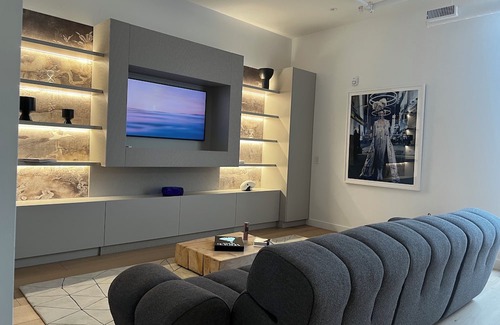 Davenport Apartment | Luxury 1BR w/ensuite, skylit dining, Powder Rm, Kitchen, balcony & pet services