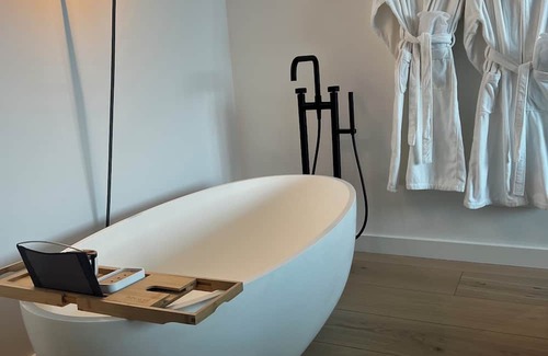 Davenport Apartment | Luxury 1BR w/ensuite, skylit dining, Powder Rm, Kitchen, balcony & pet services