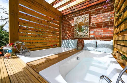 Blackham Cottage | The Potting Shed - a holiday let that sleeps 2 guests in 1 bedroom