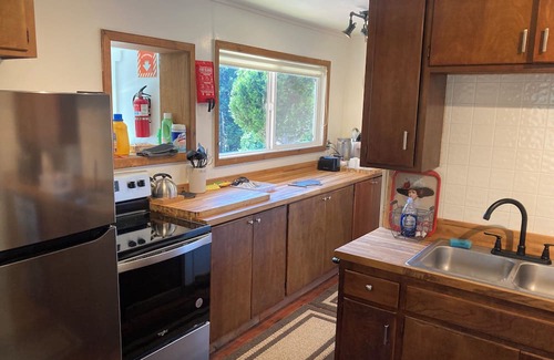 Douglas City Cabin | Historic 2-Bedroom Gold Miners Cabin on Trinity River, with Wi-Fi & A/c.