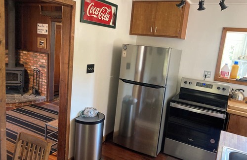 Douglas City Cabin | Historic 2-Bedroom Gold Miners Cabin on Trinity River, with Wi-Fi & A/c.