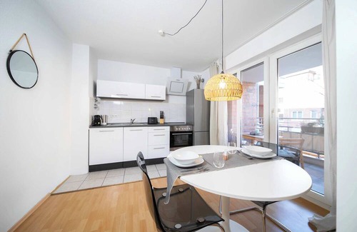 Furth-Sud Apartment | Favorite Stays: StudioM w/Balcony | Kitchen | Trade Fair