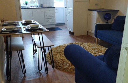 Crewe House | Bentley view,2 bedroom house, WiFi, private,secure bank garden,parking outside