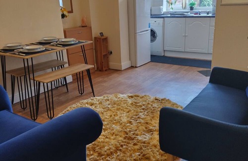 Crewe House | Bentley view,2 bedroom house, WiFi, private,secure bank garden,parking outside