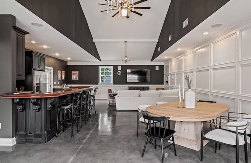 Buechel House | Bourbon Trail Estate | 3 Epic Acres | 7 Bed 6 Bath
