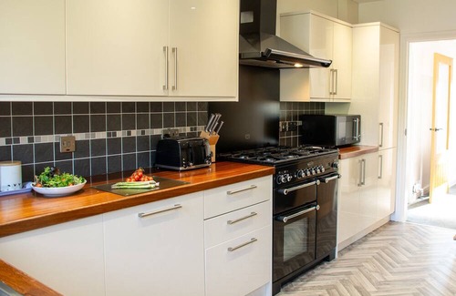 Tyn-y-Gongl Cottage | 80 Breeze Hill - sleeps 5 guests in 2 bedrooms