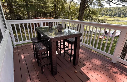 Tunkhannock House | Lakeside Getaway+ Dock+ Kayaks+ Fishing