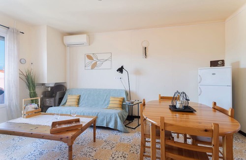 Banyuls-dels-Aspres Apartment | Gîte 'Canigou' with Mountain View, Wi-Fi, and Air Conditioning