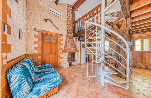 Saint-Seurin-de-Cadourne House | Holiday Home 'La Maréchale' with Private Garden, Wi-Fi and Air Conditioning