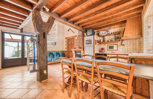 Saint-Seurin-de-Cadourne House | Holiday Home 'La Maréchale' with Private Garden, Wi-Fi and Air Conditioning