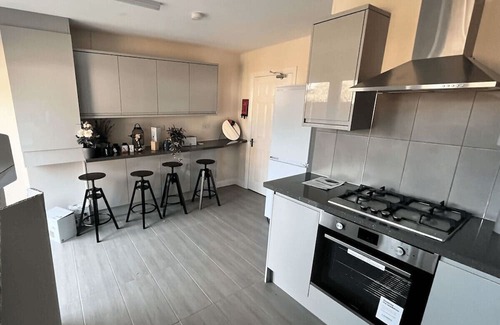Slough Ski Chalet | Burnham/Slough Spacious Four Bedroom House