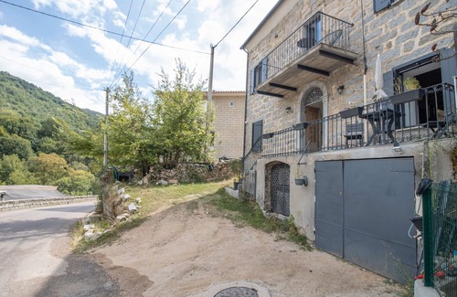 Bastelica Apartment | Room 'Ghjinestra' with Wi-Fi and Air Conditioning
