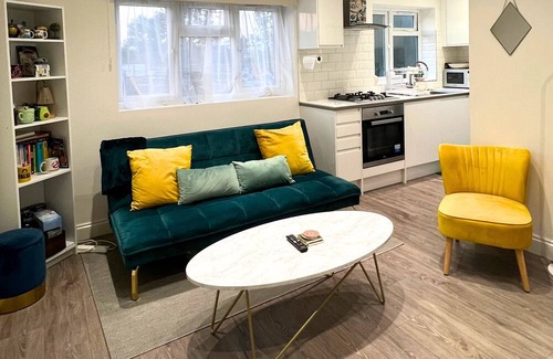 Burnt Oak Apartment | Charming 3-bedroom apartment in Edgware for a cozy stay