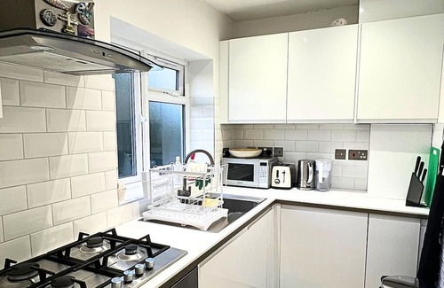 Burnt Oak Apartment | Charming 3-bedroom apartment in Edgware for a cozy stay