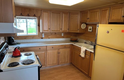 Dundee Cottage | Chalet Beauly, panoramic views of St.Lawrence River from a Heritage Property