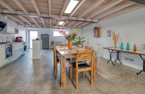 Caraman House | Guest House 'Domaine En Castanet' with Shared Pool, Private Garden and Wi-Fi