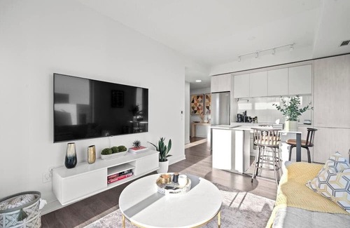 Cabbagetown Apartment | Luxury Corner Apartment with Skyline and CN Tower Views