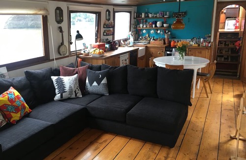 Kew Boat Rental | Houseboat on the Thames in London next to Kew Gardens