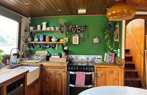 Kew Boat Rental | Houseboat on the Thames in London next to Kew Gardens