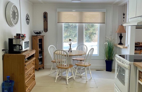 Central Alberta Cottage | Cozy Cottage near Ski Hill Retreatn-Sleeps 4