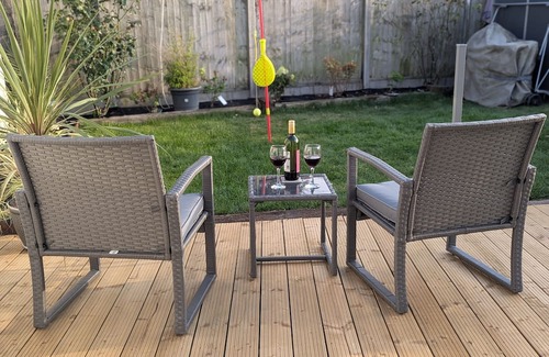 Squirrel's Heath Apartment | Peaceful Garden Annex – 30 mins to London