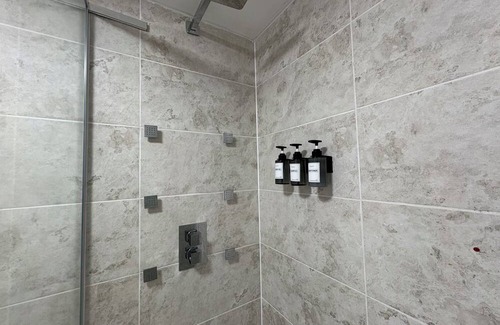 Squirrel's Heath Apartment | Peaceful Garden Annex – 30 mins to London