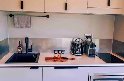 Tawharanui Cabin | Omakana Cabin, Omakana Cabin – Scenic Farm Stay with Sleepout