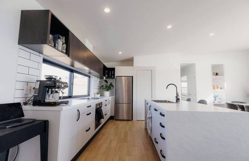Tawharanui House | Omakana House, Omakana House - Sunrise Views, Spa & Scenic Deck